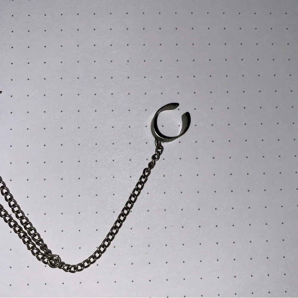 ❤️‍🔥 Hot Topic Set of 2 Feather 🪶 Ear cuff Silver Black Earri… - Picture 3 of 6